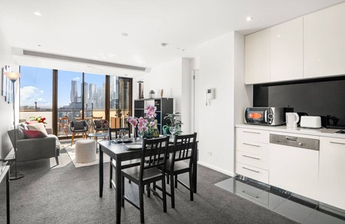 Southbank Apartamento | Sky-High 2BR Southbank Luxe w/ Gym, Pool & Parking