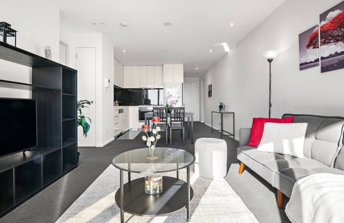 Southbank Apartamento | Sky-High 2BR Southbank Luxe w/ Gym, Pool & Parking