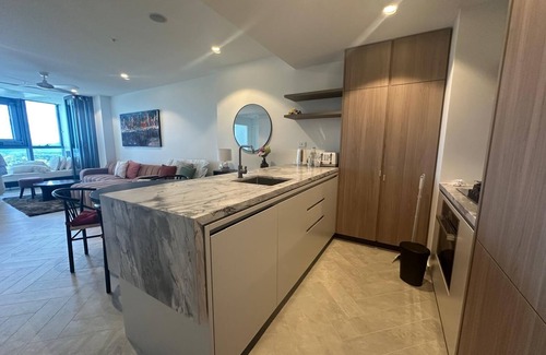 Brisbane Central Business District Apartamento | Sky-High Comfort | Diamond Level Queen’s Wharf | 5 Guests + Parking