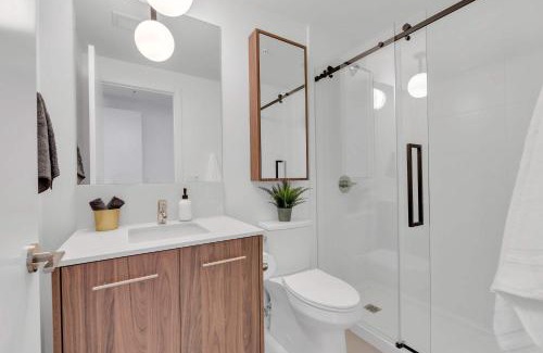 Eau Claire Apartamento | Sky Jungle Oasis Calgary City Views Parking & Gym