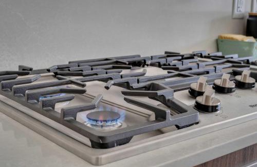 Eau Claire Apartamento | Sky Jungle Oasis Calgary City Views Parking & Gym