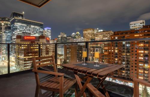 Eau Claire Apartamento | Sky Jungle Oasis Calgary City Views Parking & Gym