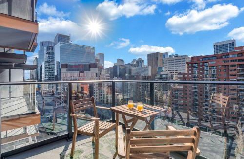 Eau Claire Apartamento | Sky Jungle Oasis Calgary City Views Parking & Gym