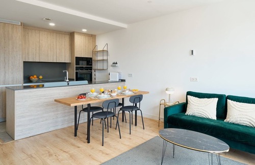 El Molinillo Apartamento | sky tower 2-bedroom apartment in fabulous Málaga with AC, WiFi, fitness room