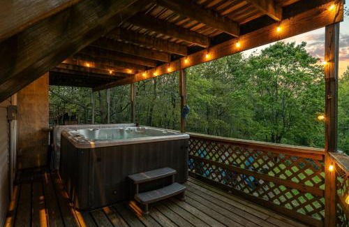 Lake Harmony Estates Casa | Sky View Chalet by AvantStay Stunning Interior Spacious Deck Hot Tub View