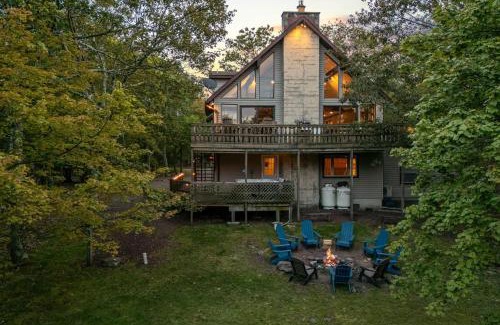 Lake Harmony Estates Casa | Sky View Chalet by AvantStay Stunning Interior Spacious Deck Hot Tub View