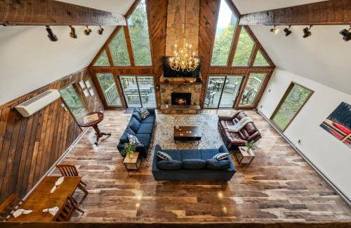 Lake Harmony Estates Casa | Sky View Chalet by AvantStay Stunning Interior Spacious Deck Hot Tub View