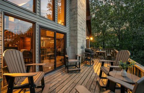 Lake Harmony Estates Casa | Sky View Chalet by AvantStay Stunning Interior Spacious Deck Hot Tub View