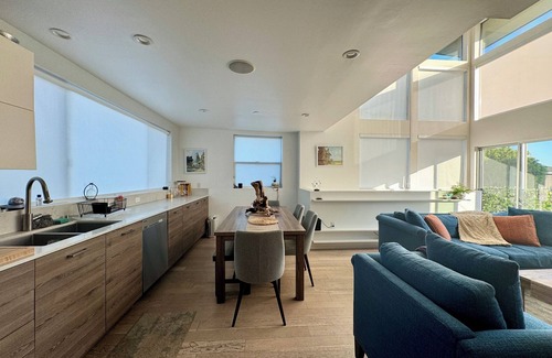 Mid-Wilshire Casa | Skydeck MidWilshire Modern Townhome with Garage, Rooftop Patio, and Loft Office