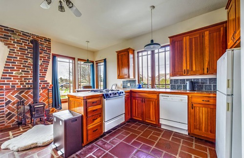 McKinleyville Apartamento | Skydeck ZigZag Suite - Cozy Digs, 1st Fl, Dog / Pet Friendly!