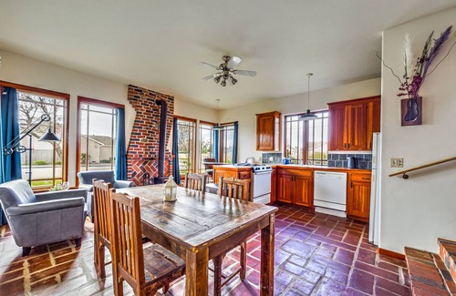 McKinleyville Apartamento | Skydeck ZigZag Suite - Cozy Digs, 1st Fl, Dog / Pet Friendly!
