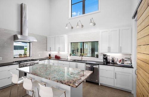New Braunfels Casa | SKYHOUSE Guadalupe: Cliffside Pool Above the River