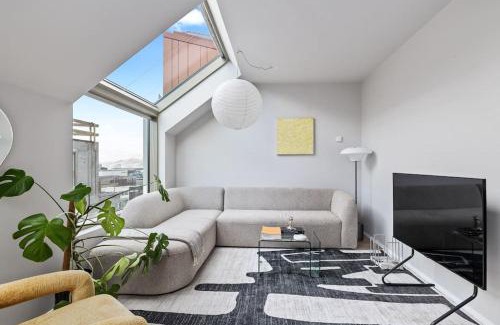 Vesturbær Apartamento | Skylight Lux 3BR/2BA City Center with Free Parking