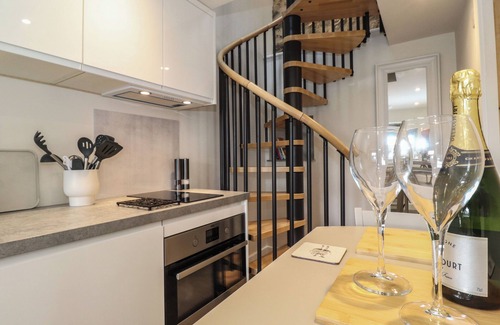 Ingleton Casa | SKYLIGHT RETREAT, pet friendly, with a garden in Ingleton