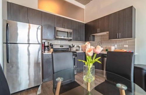 Near South Side Apartamento | Skyline 2BR in South Loop with Optional Parking & Gym Access Near Museum Campus and McCormick Place