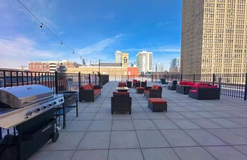 Near South Side Apartamento | Skyline 2BR in South Loop with Optional Parking & Gym Access Near Museum Campus and McCormick Place