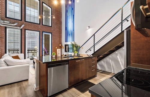 Atlantic Station Area Apartamento | Skyline Balcony | 2BR Loft Midtown ATL
