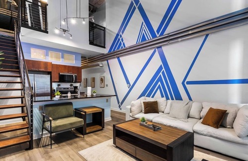 Atlantic Station Area Apartamento | Skyline Balcony | 2BR Loft Midtown ATL