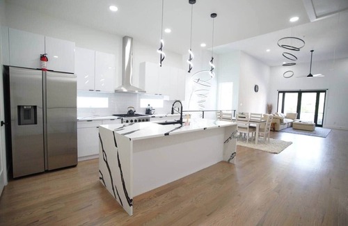Old East Dallas Casa | Skyline Gem Dallas - 3BR Villa with Penthouse Loft