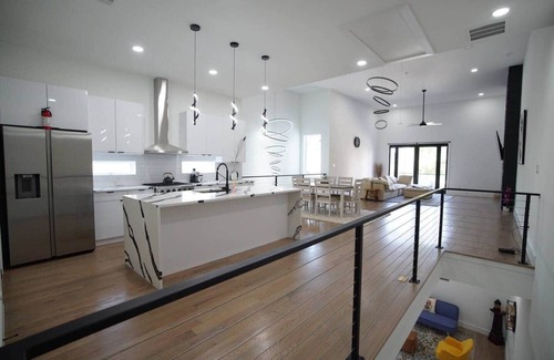 Old East Dallas Casa | Skyline Gem Dallas - 3BR Villa with Penthouse Loft