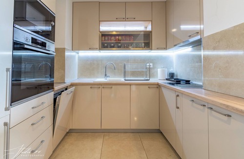 Sarajevska Apartamento | Skyline Panorama Apartment Balcony, Garage & Spa Access