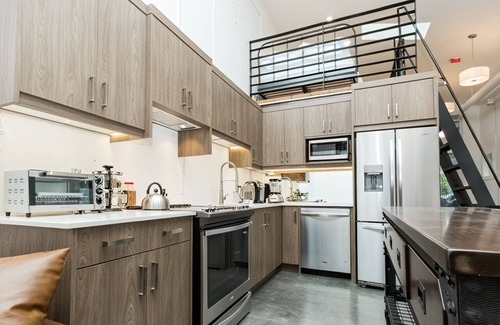 East Village Apartamento | Skyline Penthouse |BBQ, Sleeps 8