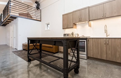 East Village Apartamento | Skyline Penthouse |BBQ, Sleeps 8