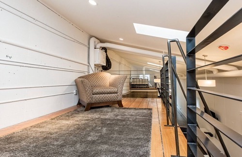 East Village Apartamento | Skyline Penthouse |BBQ, Sleeps 8