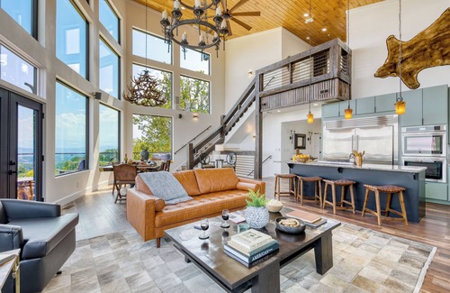 Sevierville Cabina | Skyline Sanctuary | Indoor Pool, Game Room, Firepit, Mountain Views, Luxe Design