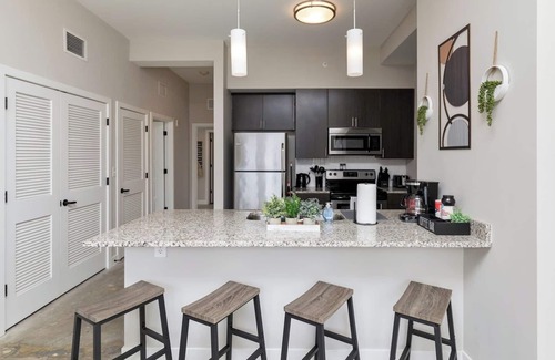 Downtown Des Moines Apartamento | Skyline Serenity 2BR/2BA with Stunning City Views