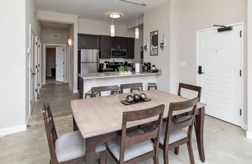 Downtown Des Moines Apartamento | Skyline Serenity 2BR/2BA with Stunning City Views