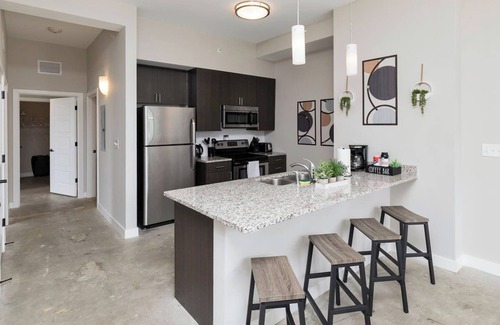 Downtown Des Moines Apartamento | Skyline Serenity 2BR/2BA with Stunning City Views