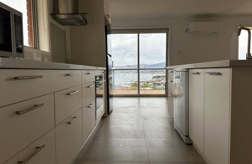 Lindisfarne Casa | Skyline Serenity House - Close to city and airport