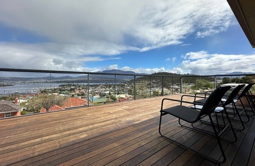 Lindisfarne Casa | Skyline Serenity House - Close to city and airport