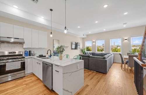 Communipaw Condominio | Skyline Serenity: Luxe NYC Retreat