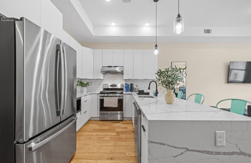 Communipaw Condominio | Skyline Serenity: Luxe NYC Retreat