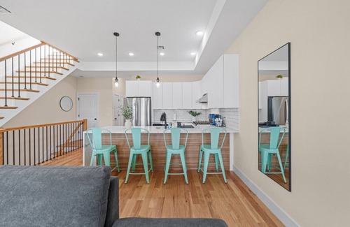 Communipaw Condominio | Skyline Serenity: Luxe NYC Retreat