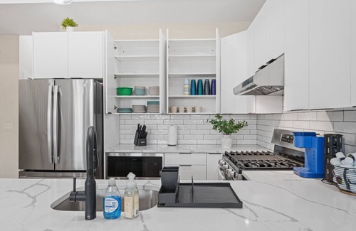 Communipaw Condominio | Skyline Serenity: Luxe NYC Retreat