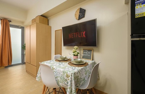 E. Rodriguez Condominio | Skyline Stay in Araneta Cubao w/ Karaoke & Netflix