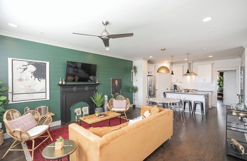Katie Hill Neighborhood Casa | Skyline Stunner★Heated Pool★Hot Tub★Fire Pit★Close to Broadway & Downtown!★Views