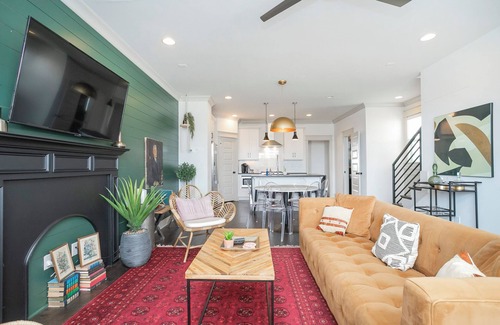 Katie Hill Neighborhood Casa | Skyline Stunner★Heated Pool★Hot Tub★Fire Pit★Close to Broadway & Downtown!★Views