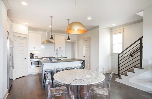 Katie Hill Neighborhood Casa | Skyline Stunner★Heated Pool★Hot Tub★Fire Pit★Close to Broadway & Downtown!★Views