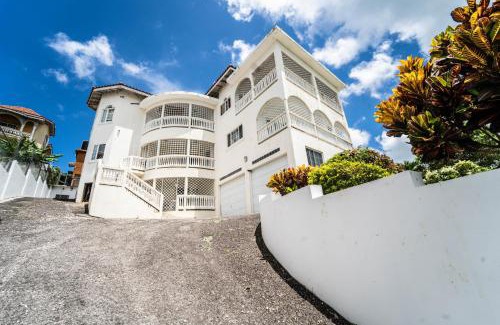 Montego Bay Apartamento | Skyline Suites, breathtaking mountains & city view apts