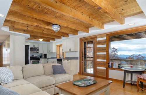 Weaverville Cabina | Skyline View Lodge | Log Cabin with Covered Deck & Sweeping Views