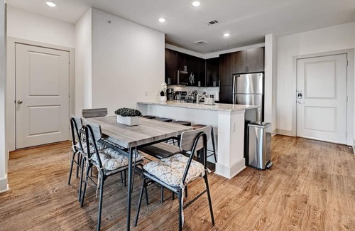 East Oak Hill Apartamento | Skyline Views 2Bed/2Bath Apt w/ Parking, 1G Wifi, EV Charging
