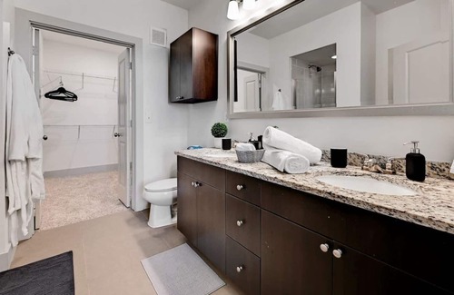 East Oak Hill Apartamento | Skyline Views 2Bed/2Bath Apt w/ Parking, 1G Wifi, EV Charging