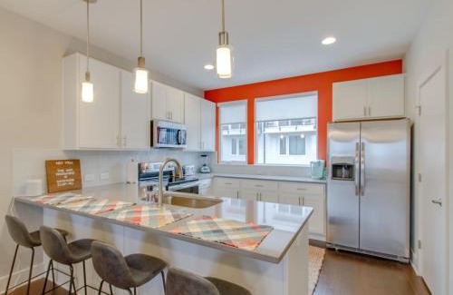 Katie Hill Neighborhood Casa | Skyline Views Romantic Fun Downtown Location