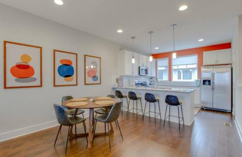 Katie Hill Neighborhood Casa | Skyline Views Romantic Fun Downtown Location