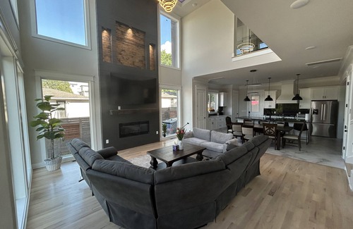 Edgehill Casa | Skyrise Stay - New 5-Story w/ Rooftop Bar, Hot Tub, Elevator & Skyway Bridge