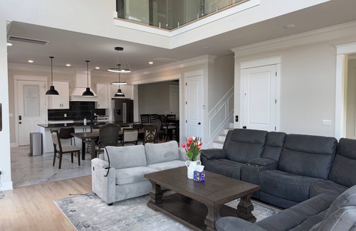 Edgehill Casa | Skyrise Stay - New 5-Story w/ Rooftop Bar, Hot Tub, Elevator & Skyway Bridge